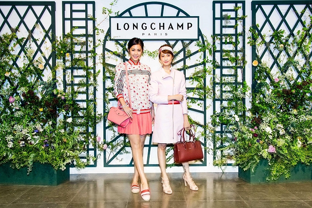 (001) 1. 任容萱、簡嫚書穿上Longchamp春夏「City Blossom」系列在率性與柔
