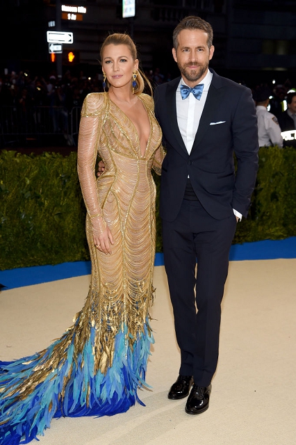 (018) Blake Lively and Ryan Reynolds in Versace at