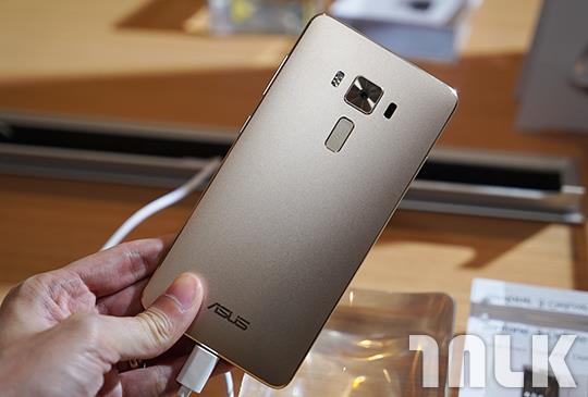 ASUS ZenFone 3 Deluxe 2.JPG