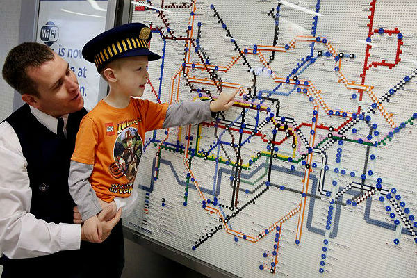 倫敦地鐵員工和他6歲的兒子詹姆斯推出2020地鐵圖
