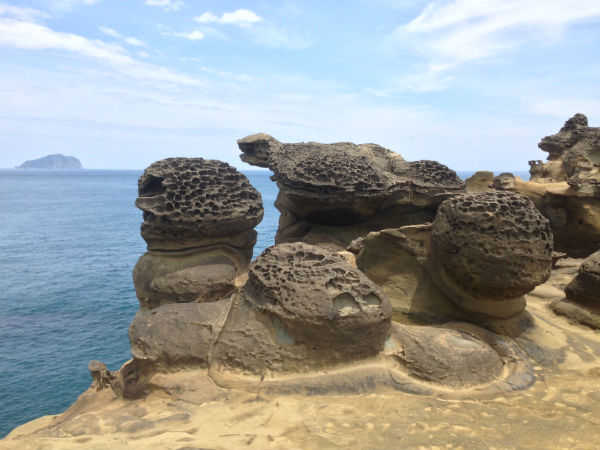 深澳岬角蕈狀岩與基隆嶼-維基百科.jpg