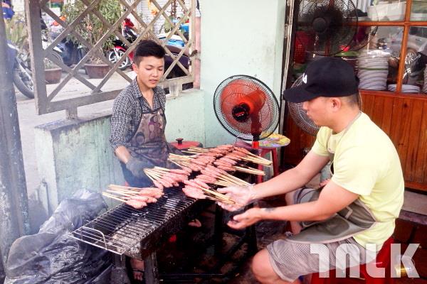 Nem Nuong Ba Hung-烤肉.JPG