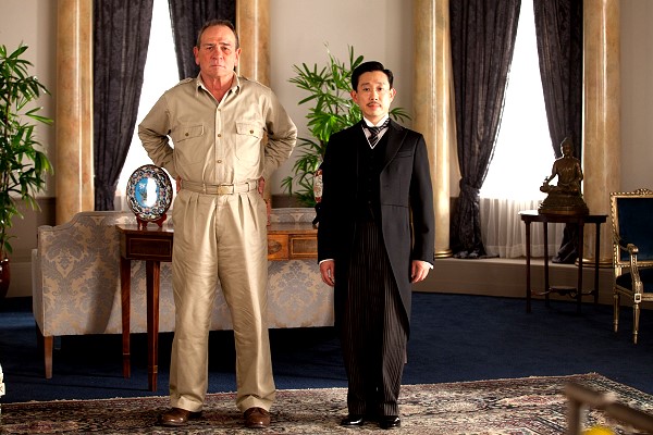 【日落真相】湯米李瓊斯飾演麥克阿瑟將軍(左)和飾演昭和天皇的日星片岡孝太郎(右)合影