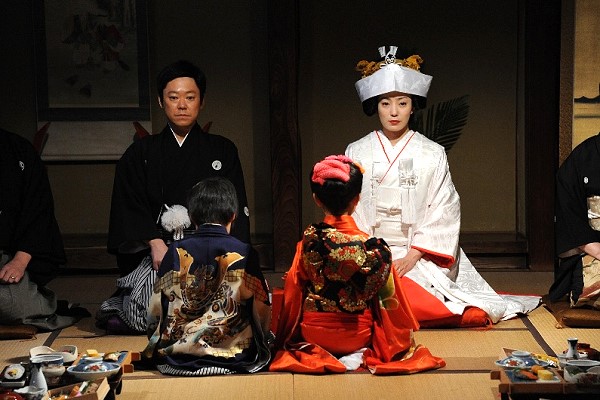 【這一生，至少當一次傻瓜】菅野美穗(右)和阿部貞夫(左)的結婚儀式