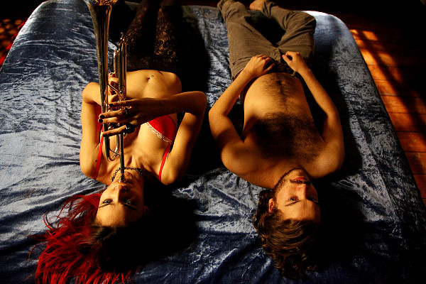 001【摯愛永恆】劇照_土耳其女星薩黛阿克索伊（左）在片中飾演小喇叭樂手，與男主角艾米爾賀許吹喇叭吹