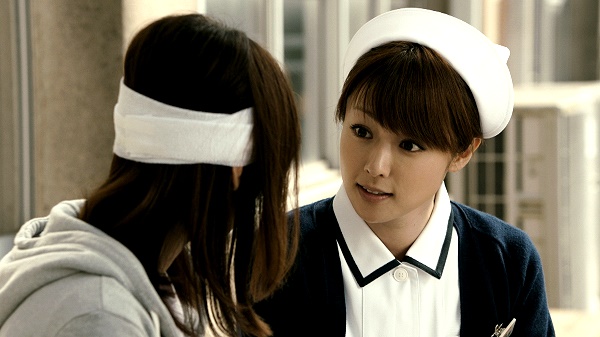 004【我的恐怖室友】劇照_深田恭子在片中飾演溫柔俏護士，但在脫掉護士服後，又將呈現出另一驚悚個性