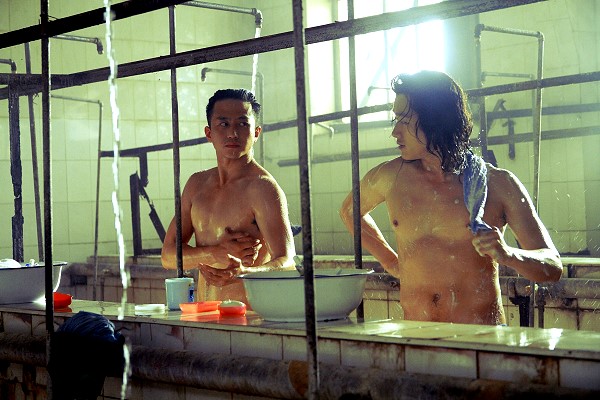 【海闊天空】鄧超(左)和佟大為(右)裸上身拍洗澡戲