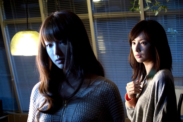 003【我的恐怖室友】劇照_深田恭子（左）飾演行蹤詭異的神秘女子，也讓北川景子對她的來歷感到好奇