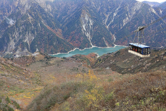 07從大觀峰可以俯瞰整個黑部水庫的楓紅。(圖片提供｜立山黑部觀光株式會社).jpg