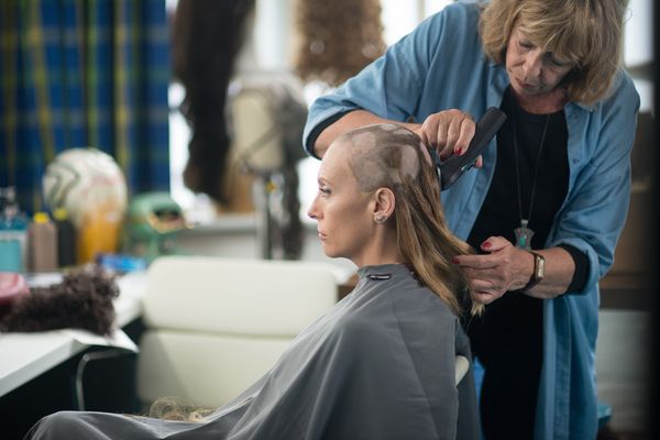《已經很想妳》電影中的落髮戲由女主角東妮克莉蒂親自上陣，讓同片演員幫她剃頭2.jpg