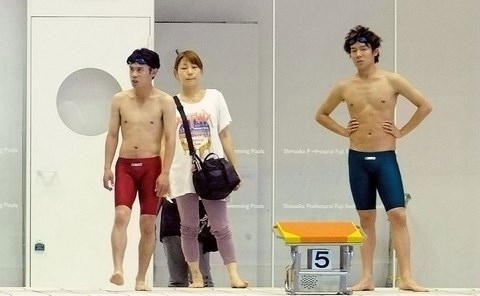 導演為角色安排多場游泳戲，樂壞了小出惠介(右)，卻也苦倒了伊藤淳史（左)