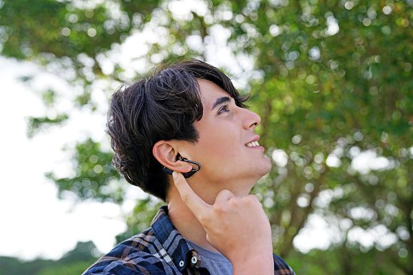 圖說四、Xperia Ear Duo提供獨特性開放式聆聽體驗，.jpg