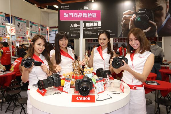 02Canon「熱門商品體驗區」熱銷數位相機機種與眾多EF鏡頭。.jpg