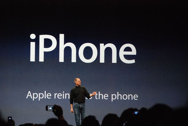 1280px-Steve_Jobs_presents_iPhone.jpg